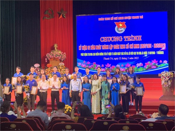 Đồng chí Nguyễn Thị MInh Châu- Bí thư Đoàn trường được vinh danh Bí thư chi đoàn xuất sắc năm 2022. Ảnh vị trí thứ 2 từ trái sang phải.jpg